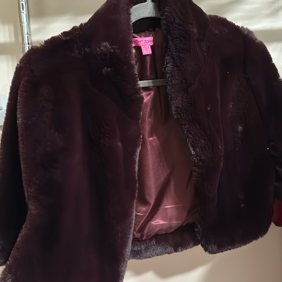 Faux fur Betsey Johnson capelet, burgundy size large - Picture 2 of 8